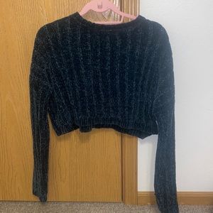 Cropped dark green sweater. Barely used! In great condition!